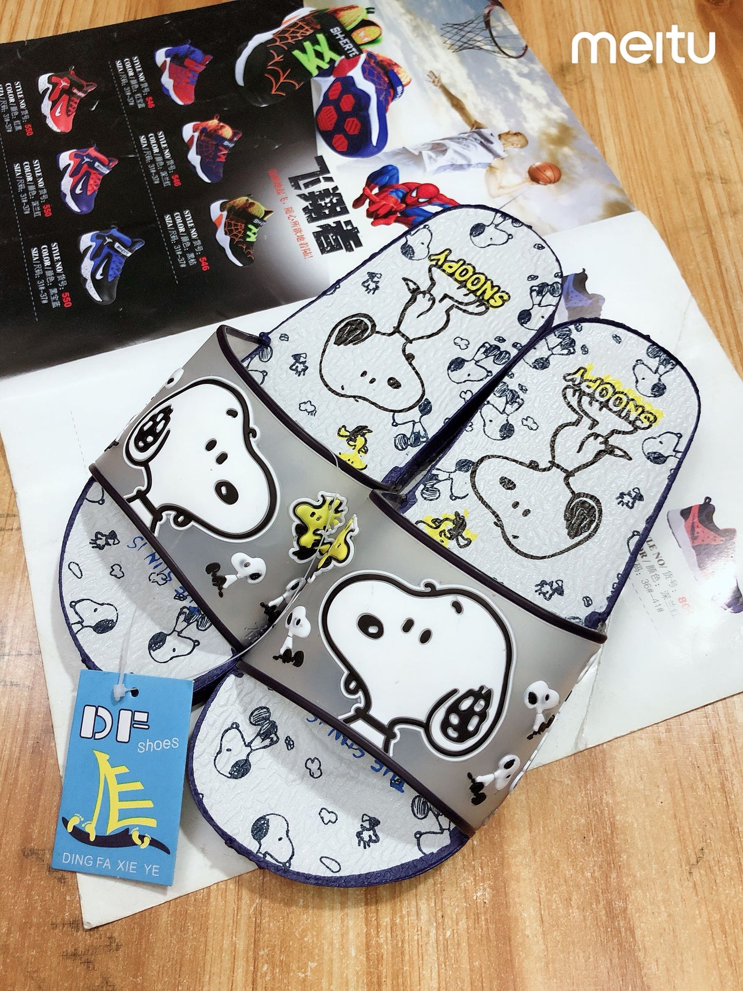 Snoopy-Hausschuhe und Strandschuhe