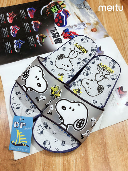 Snoopy-Hausschuhe und Strandschuhe