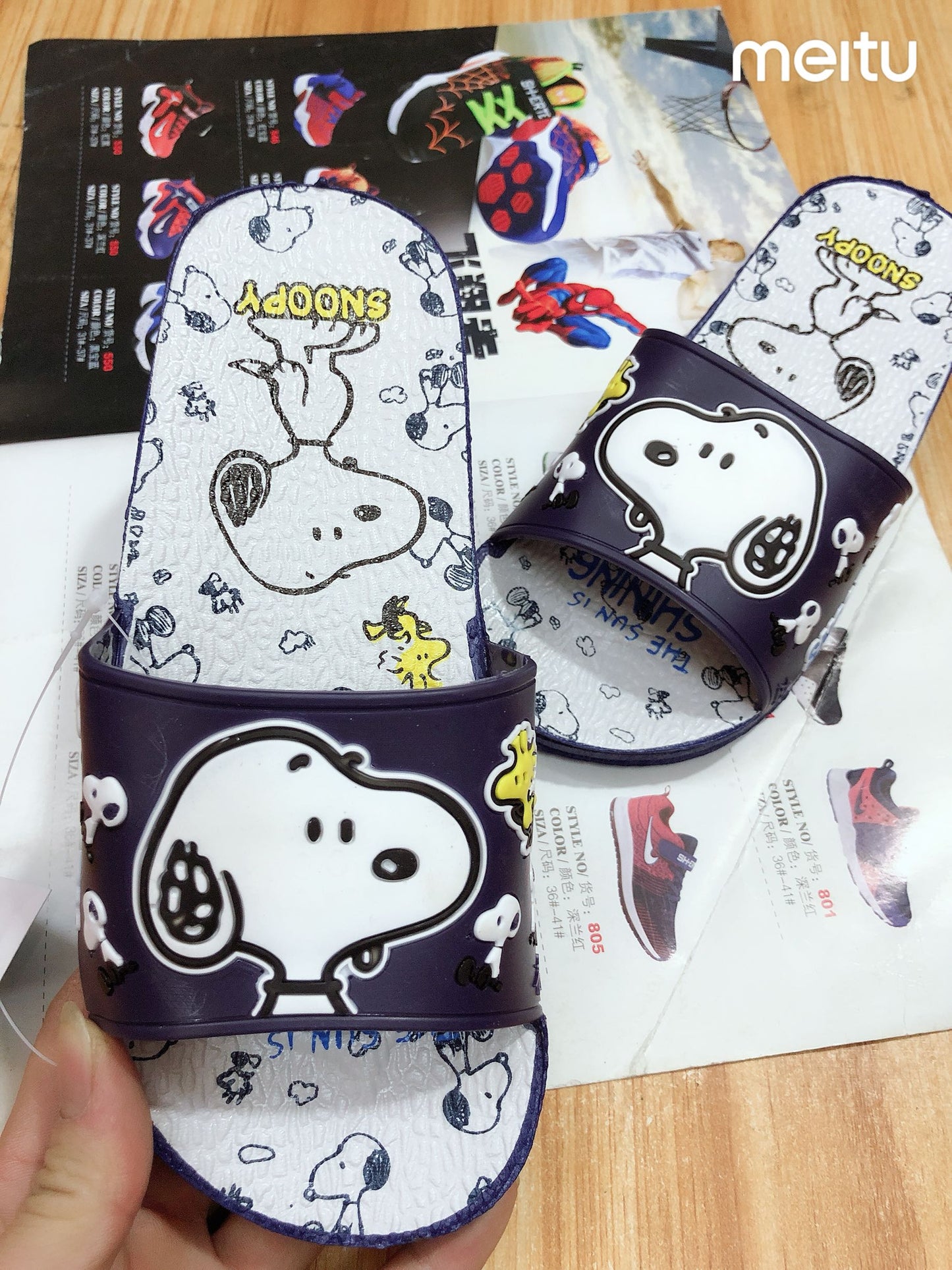 Snoopy-Hausschuhe und Strandschuhe