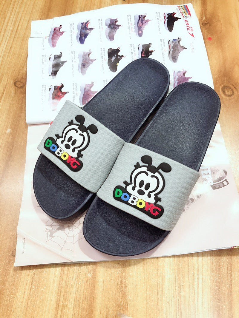 Snoopy-Hausschuhe und Strandschuhe