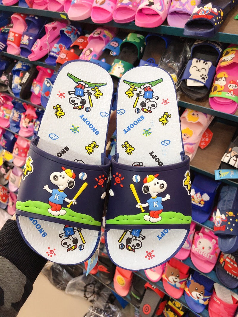Snoopy-Hausschuhe und Strandschuhe